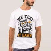 Funny Science Cat We Test At Dawn Lab Tech & Devel Tシャツ (正面)