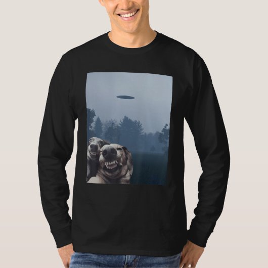 Funny selfie Dogs With Alien UFO Funny Dog With hi Tシャツ (正面)