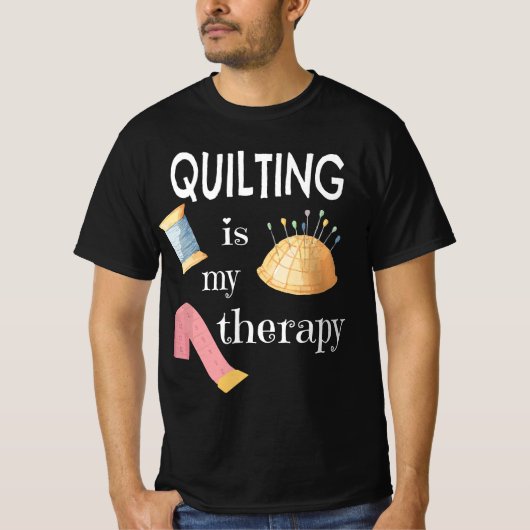 Funny Sewing Gift for Quilter Quilting is My Thera Tシャツ (正面)