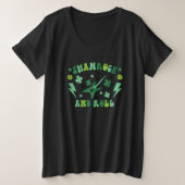 Funny Shamrock And Roll Skeleton Hands St. Patrick プラスサイズTシャツ (デザイン正面)