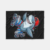 Funny Shark On Roller Skates Cute Cool Skater Anim フリースブランケット (正面(横))