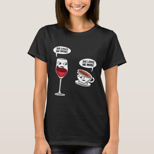 Funny She Loves Me More Wine Coffee Tシャツ (正面)