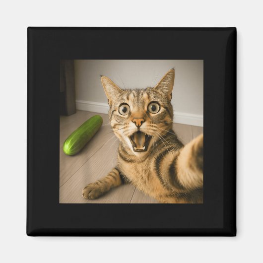 Funny Shocked Cat Selfie With Cucumber Meme Design マグネット (正面)