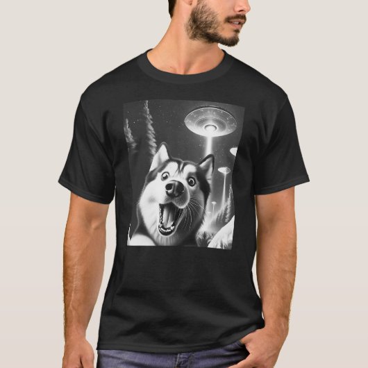 Funny Siberian Husky Alien UFO Taking a Selfie Dog Tシャツ (正面)