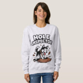 Funny Siberian Husky Dog "Hole Inspector" Digging スウェットシャツ (正面フル)