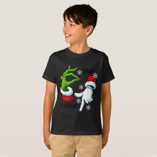 Funny Six Seven 67 Meme 6 7 Christmas Elf Hand Boy Tシャツ (正面フル)