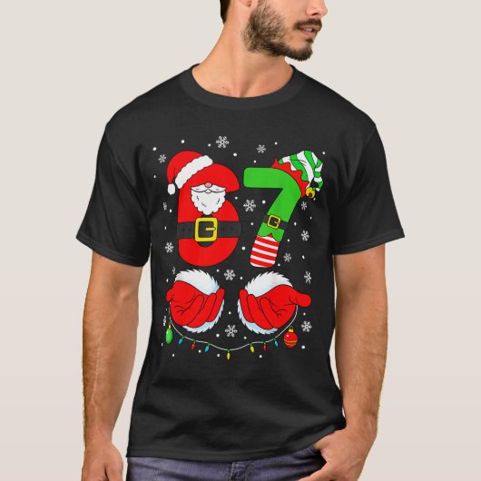 Funny Six Seven 67 Meme 6 7 Elf Santa Christmas Pa Tシャツ (正面)