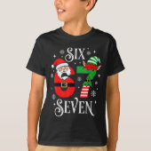 Funny Six Seven 67 Meme 6 7 Elf Santa Christmas Pa Tシャツ (正面)