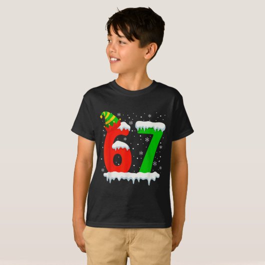 Funny Six Seven 67 Meme Saying 6 7 Elf Christmas T Tシャツ (正面フル)