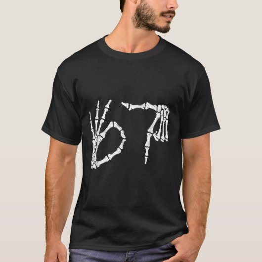 Funny Six Seven 6 7 Meme 67 Skeleton Hand Hallowee Tシャツ (正面)