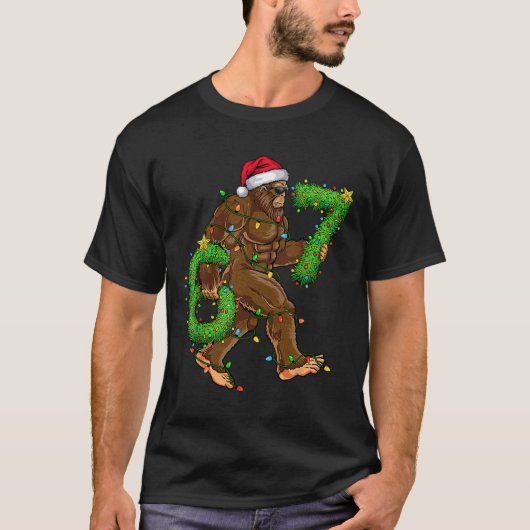 Funny Six Seven 6 7 Meme Bigfoot Christmas Shirts Tシャツ (正面)