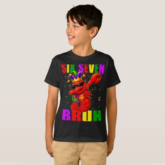 Funny Six Seven Bruh Mardi Gras 6 7 Meme Crawfish  Tシャツ (正面フル)