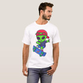 Funny Skateboarding Alien Streetwear Design Tシャツ (正面フル)