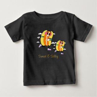 Funny Skating Hot Dog Cartoon – Cute Roller Skates ベビーTシャツ