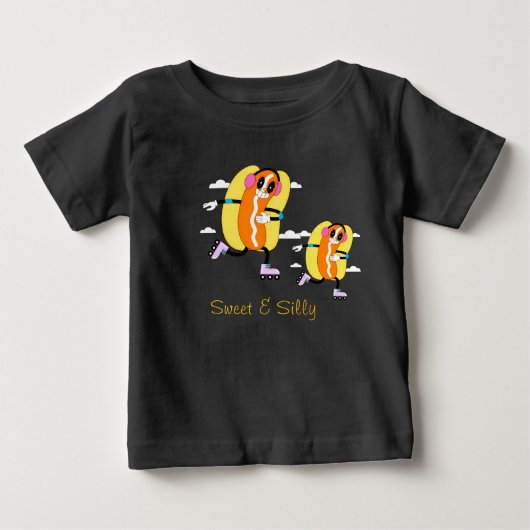 Funny Skating Hot Dog Cartoon – Cute Roller Skates ベビーTシャツ (正面)
