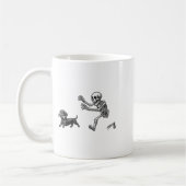 Funny Skeleton Chasing Dachshund Dog Halloween Dog コーヒーマグカップ (左)