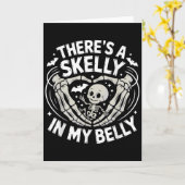 Funny Skeleton There's Skelly In My Belly Pregnant カード (黄色い花)