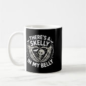 Funny Skeleton There's Skelly In My Belly Pregnant コーヒーマグカップ (左)