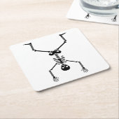 Funny skull doing handstand スクエアペーパーコースター (アングル)