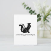 Funny Skunk Graduation Card – So Stinking Proud シーズンカード (スタンド正面)