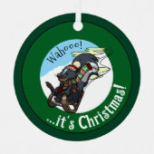 Funny Skunk On A Sled It's Christmas! Cartoon メタルオーナメント (正面)