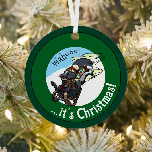 Funny Skunk On A Sled It's Christmas! Cartoon メタルオーナメント (インサイチュ)