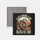 Funny Sloth Hiking Club Outdoor Hiker Men Women Vi マグネット (正面/裏面)
