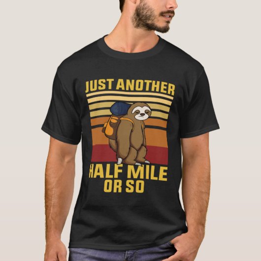 Funny Sloth Hiking Just Another Half Mile Or So Ca Tシャツ (正面)