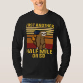 Funny Sloth Hiking Just Another Half Mile Or So Ca Tシャツ (正面)