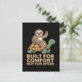 Funny Sloth Riding Turtle インビテーションポストカード (スタンド正面)