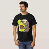 Funny Sloth With Avocado Vegan Cute Sloth Avocado Tシャツ (正面フル)