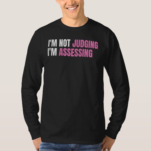 Funny Social Worker I'm not judging I'm Assessing Tシャツ (正面)