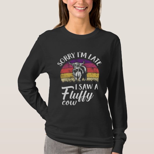 Funny Sorry Im Late I Saw A Fluffy Cow Highland Co Tシャツ (正面)