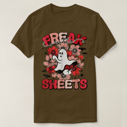 Funny Spooky Freak In The Sheets Halloween Tシャツ (デザイン正面)