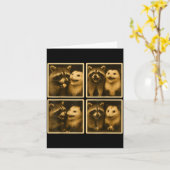 Funny Ssum And Raccoon Photobooth Selfie Trash Fer カード (黄色い花)