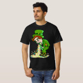 Funny St Patricks Day Drunk Leprechaun Puking Drin Tシャツ (正面フル)