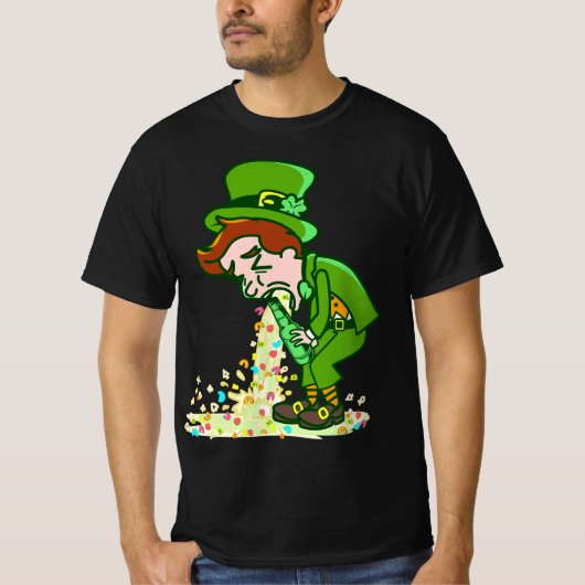 Funny St Patricks Day Drunk Leprechaun Puking Drin Tシャツ (正面)