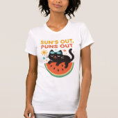 Funny Summer Cat T-Shirt – "Sun’s Out, Puns Out"  Tシャツ (正面)