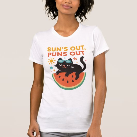 Funny Summer Cat T-Shirt – "Sun’s Out, Puns Out"  Tシャツ (正面)