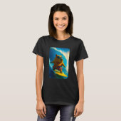 Funny Surfing Capybara in Rainbow Shorts Tシャツ (正面フル)