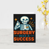 Funny Surgery Was A Success Skeleton Get Well Surg カード (黄色い花)