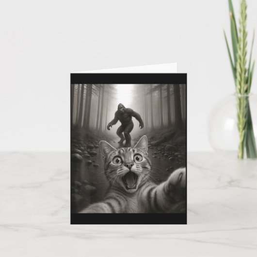 Funny Surprised Ed Cat Selfie With Bigfoot Sasquat カード (正面)