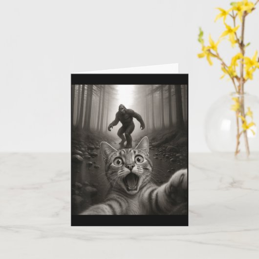 Funny Surprised Ed Cat Selfie With Bigfoot Sasquat カード (黄色い花)