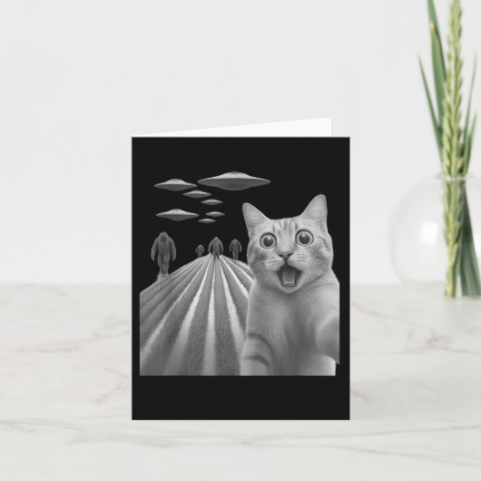 Funny Surprised Scared Cat Selfie With Bigfoot And カード (正面)