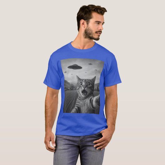 Funny Surprised Scared Cat Sie with Alien UFO Cat  Tシャツ (正面フル)
