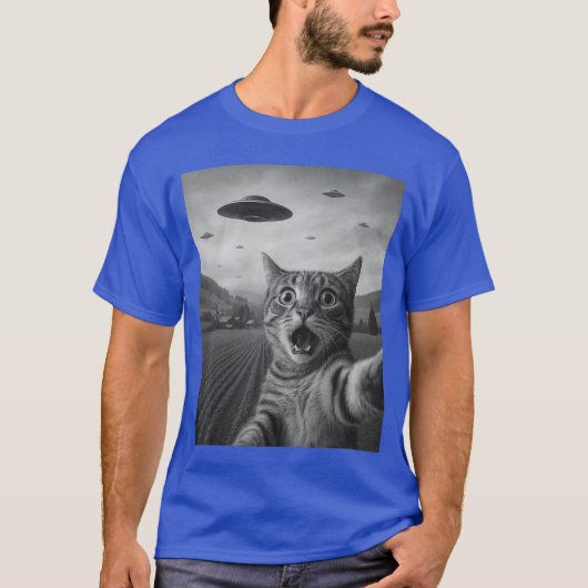Funny Surprised Scared Cat Sie with Alien UFO Cat  Tシャツ (正面)