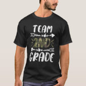 Funny Team 2nd Grade Camo Teacher Student Back To  Tシャツ (正面)