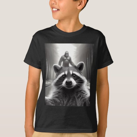 Funny Tee Ed Raccoon Selfie Bigfoot Gift Mens Wome Tシャツ (正面)