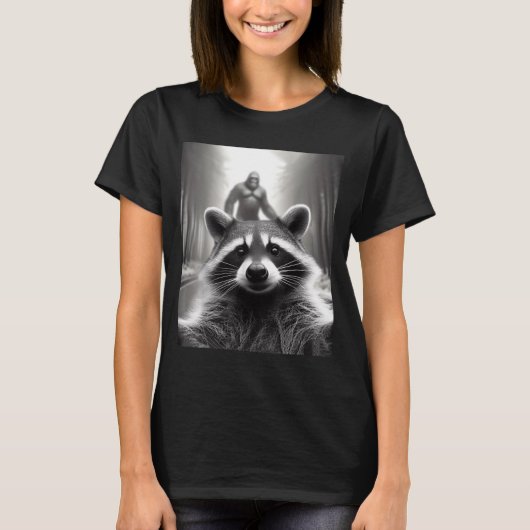 Funny Tee Ed Raccoon Selfie Bigfoot Gift Mens Wome Tシャツ (正面)