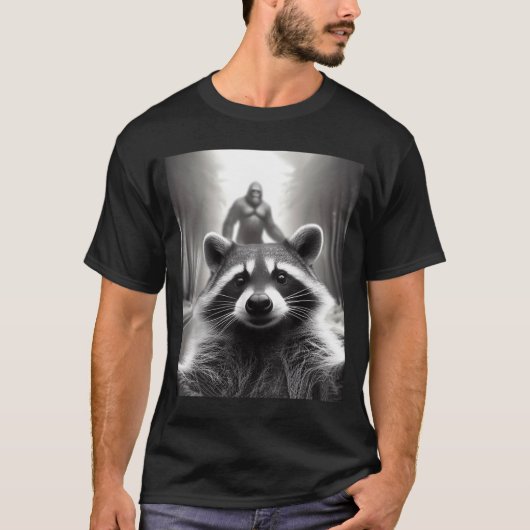Funny Tee Ed Raccoon Selfie Bigfoot Gift Mens Wome Tシャツ (正面)